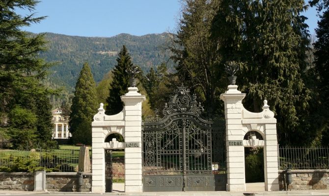 terme di levico trentino natura ingresso alberi