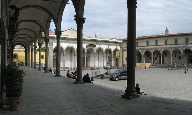 firenze piazza loggiati colonne pietra serena