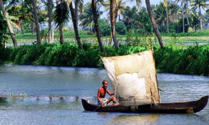 Kerala, uomo su imbarcazione