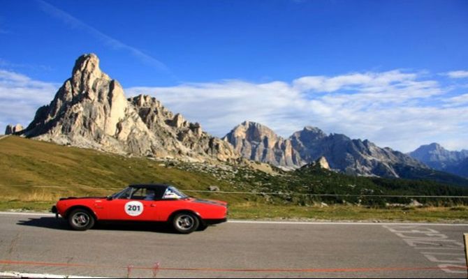 Auto d'epoca sulle Dolomiti