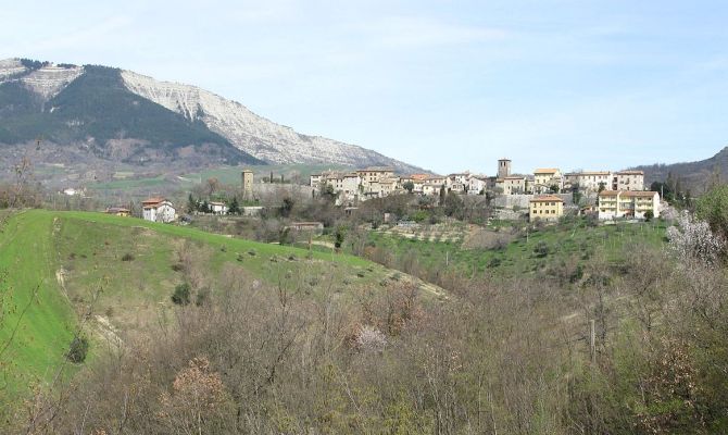 marche frontino borgo montagna