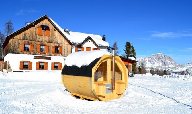 La sauna a botte del Rifugio Croda da Lago