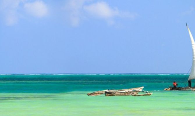 Zanzibar, tipica imbarcazione locale sull'Oceano Indiano