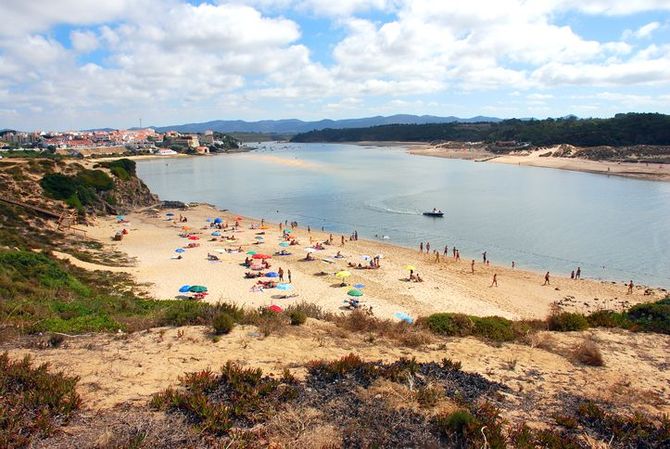 Cavalcando le onde dell’oceano Atlantico a Vila Nova de Milfontes, Portogallo