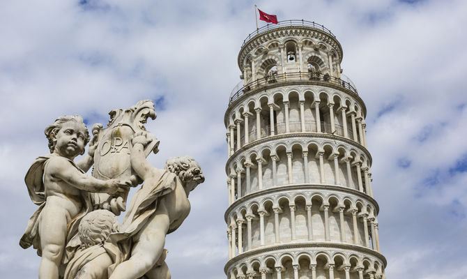 Vista della Torre pendente in Piazza dei Miracoli a Pisa | Foto: Curioso
