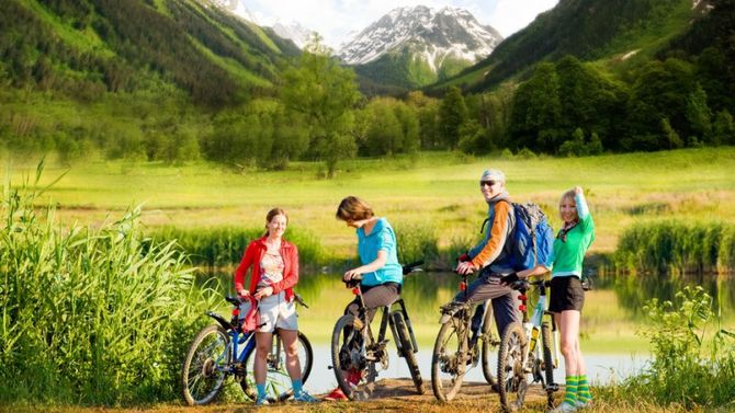 Famiglia in bici