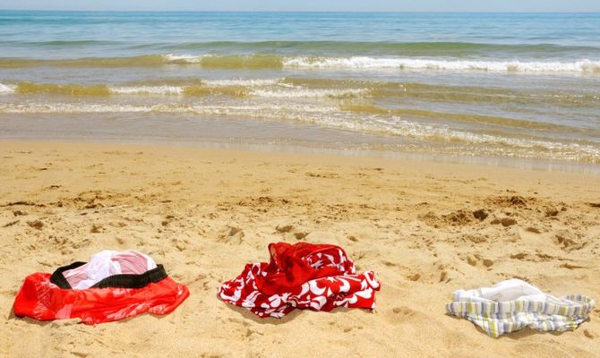 Costumi lasciati sulla spiaggia