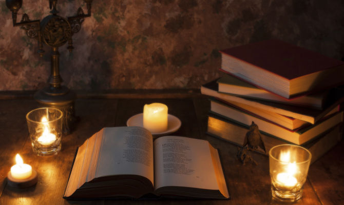 libri candele testo volume poesia buio penombre luce soffusa