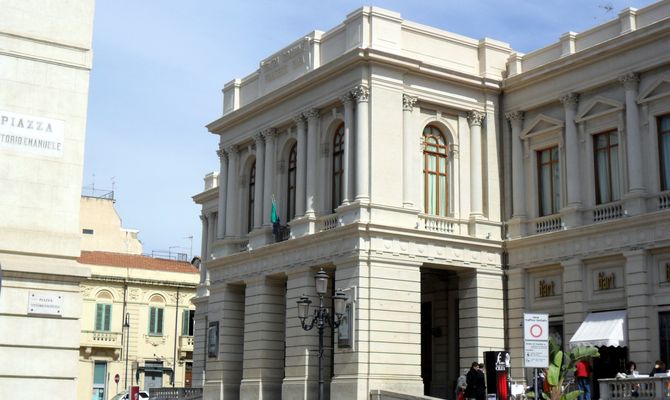 La facciata del teatro Francesco Cilea di Reggio Calabria