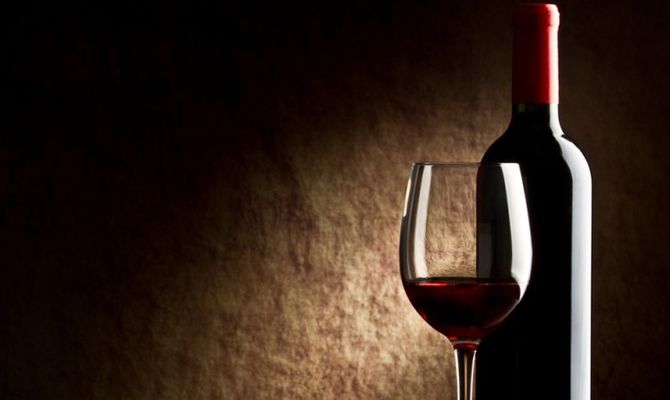 Bottiglie e bicchieri di vino