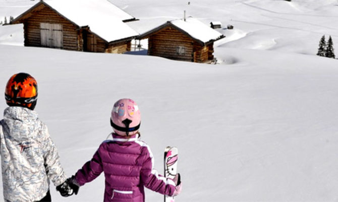 Bambini con snowboard sulle Dolomiti