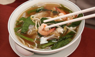 noodles con brodo, pesce e tofu