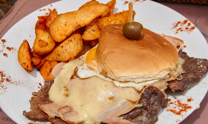 piatto tipico Uruguay, panino con carne di manzo 