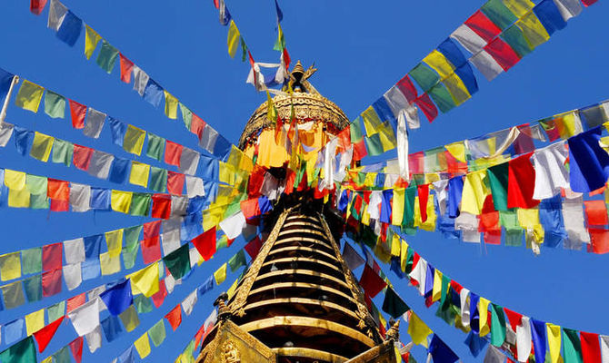 Nepal stupa con bandierine colorate