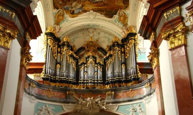 Organo in chiesa