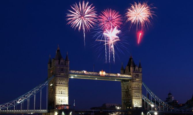 Londra Tower Bridge con fuochi d'artificio