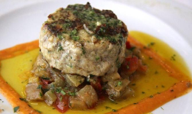 Hamburger mediterraneo di ricciola con melanzane e finto ketchup