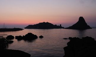 I Faraglioni di Aci Trezza: la Sicilia più romantica  