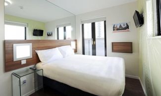 Camera del Tune Hotel di Londra