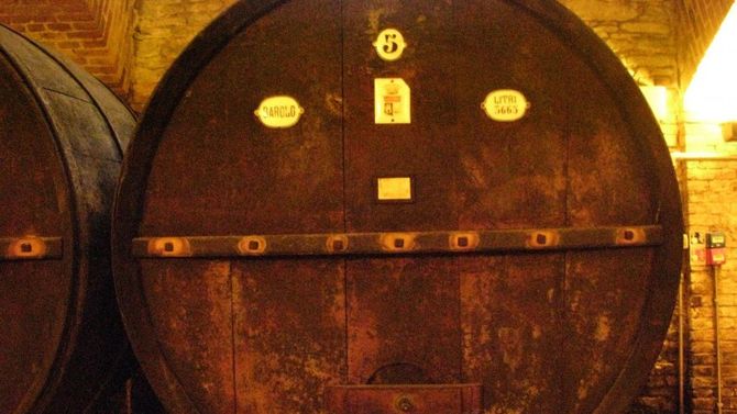 Botti di vino Barolo in legno di castagno