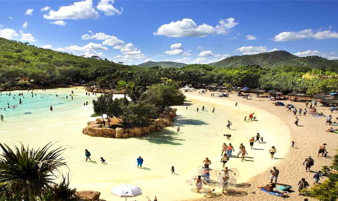 spiaggia con palme a Sun City , Sudafrica