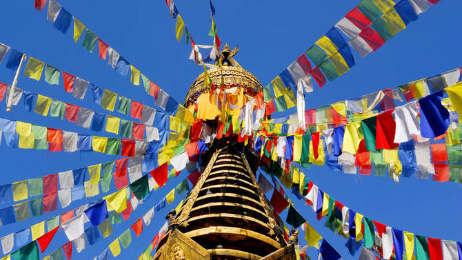 Nepal stupa con bandierine colorate