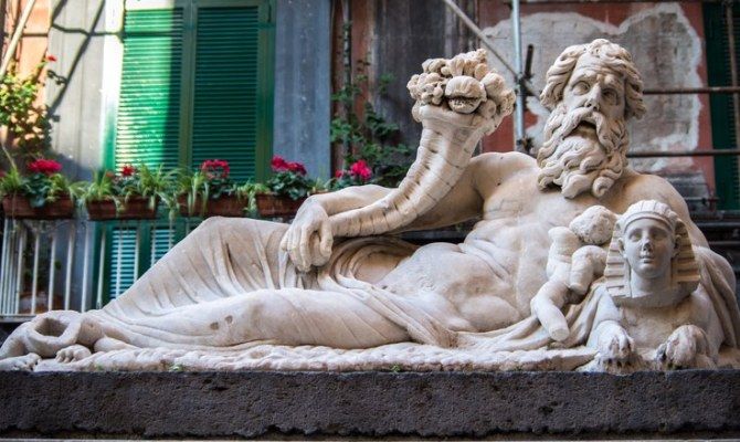 Napoli statue