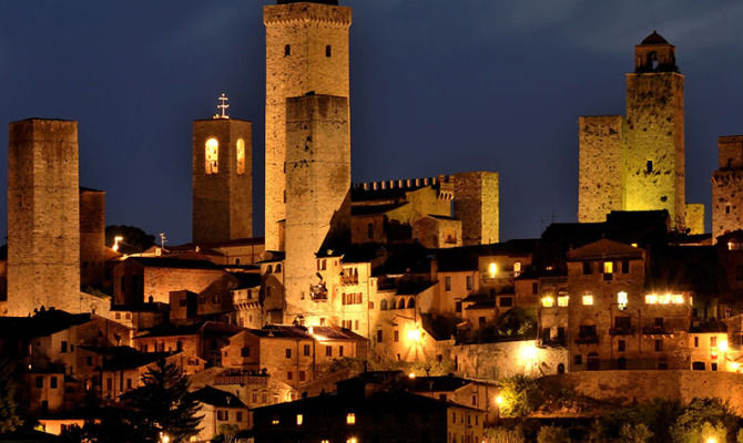 Panorama notturno di San Gimignano