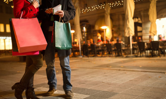 Coppia durante le feste di Natale