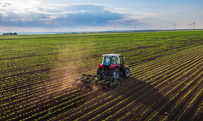lavoro sui campi, trattore, campo arato