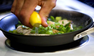 Spremuta di limone su un piatto di pesce