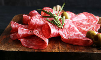 fette di salame, carne suina, affettato, salume