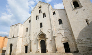 Il fascino di Bari Vecchia dove si passeggia nella storia