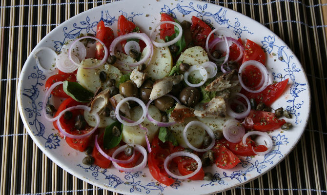insalata pantesca capperi pomodori pesce olive cipolla sicilia pantelleria piatto cibo ricetta