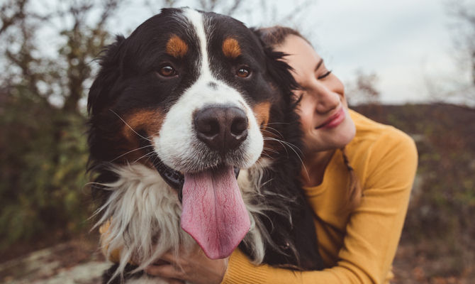 Cane e ragazza