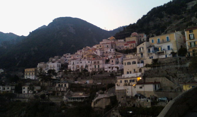 albori costiera amalfitana vietri sul mare  borgo