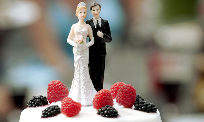 torta nuziale sposi matrimonio dolce panna frutti di bosco