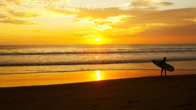 California surfista in spiaggia