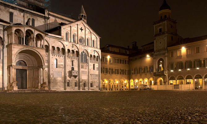 piazza centro di Modena - Emilia Romagna<br>