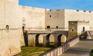 Sul mare Adriatico, il Castello svevo di Barletta