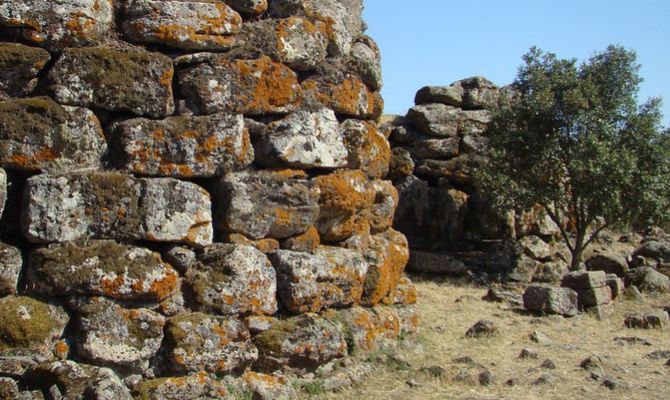 Sardegna paesaggio con nuraghe