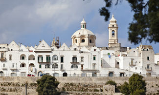 Puglia, il borgo di Locorotondo e le sue attrazioni