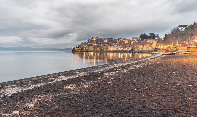 Veduta del Lago di Bracciano in inverno