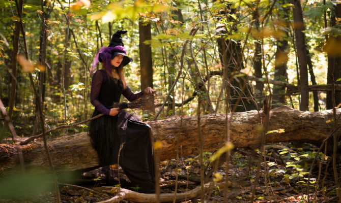 Donna nel bosco vestita da strega