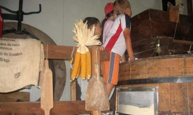 bambini imparano a battere il grano ne Il Frutto Permesso, Bibiana 