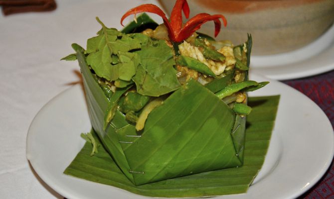 piatto cambogiano a base di verdure e pesce<br>