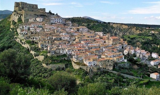 calabria rocca imperiale borgo