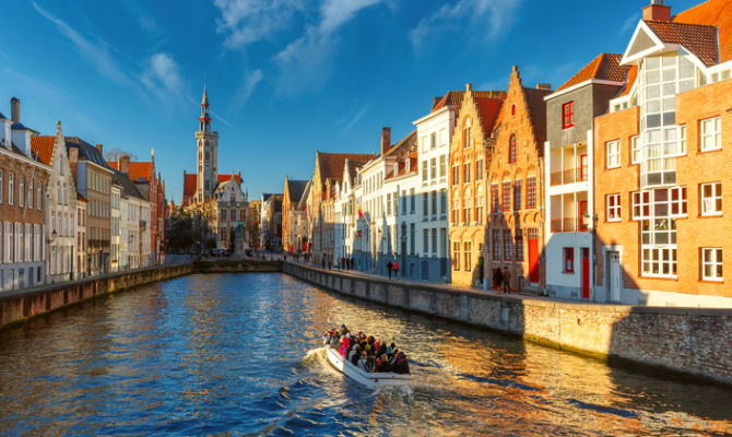 Scorcio di Bruges con canale