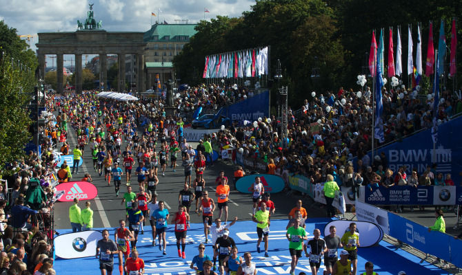 La Maratona di Berlino parte e arriva alla porta di Brandeburgo