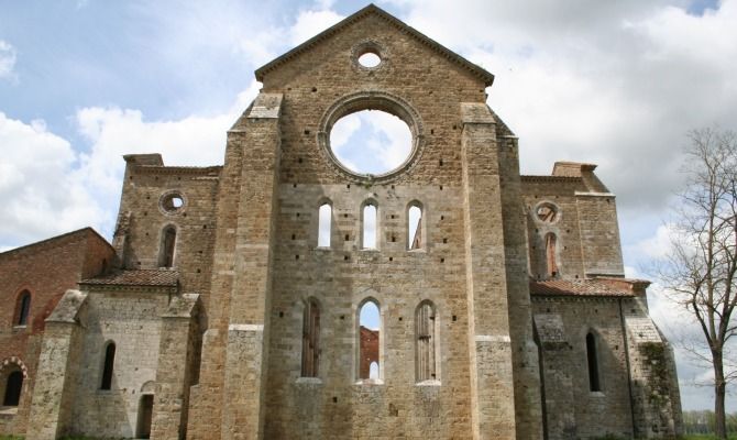 Abbazia in rovina<br>